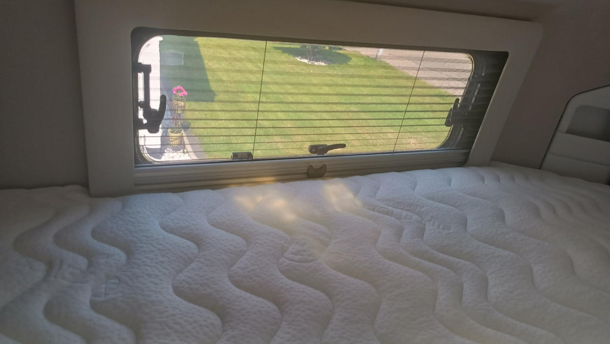 Topper Adria Twin Supreme 640 SLB 2021 - 3-tlg. Blick mit Fensterausschnitt Beifahrerseite