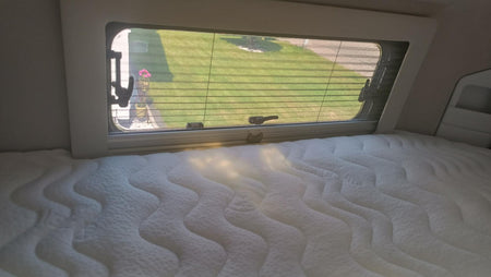 Topper Adria Twin Supreme 640 SLB 2021 - 3-tlg. Blick mit Fensterausschnitt Beifahrerseite