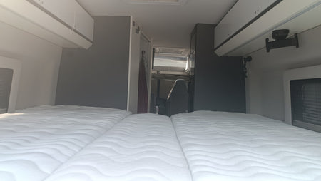 Topper Adria Twin Supreme 640 SLB 2021 - 3-tlg. Blick zum Fahrerhaus